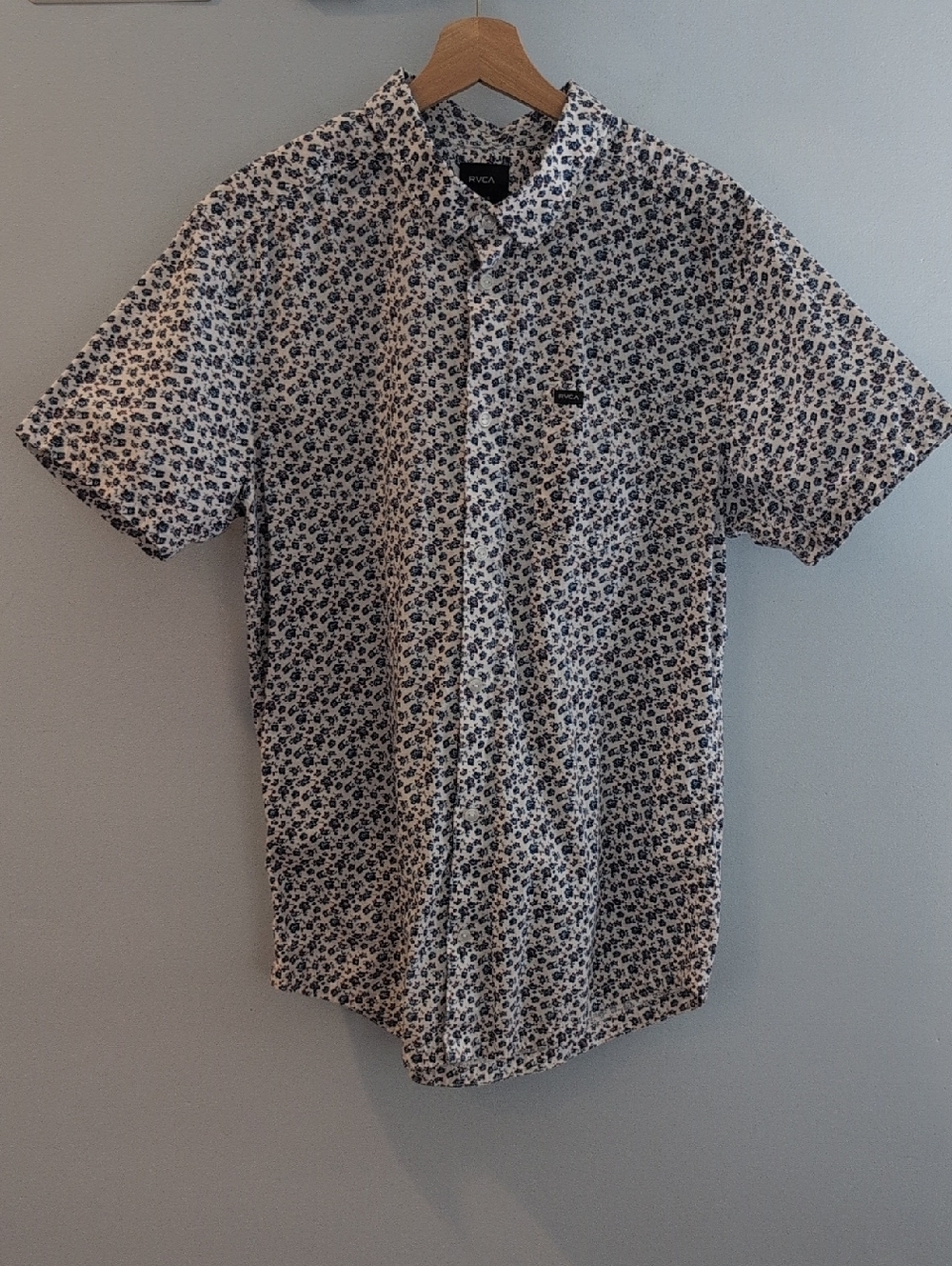 RVCA Men's Large Slim Fit Short Sleeve Button Down 100% Cotton Shirt